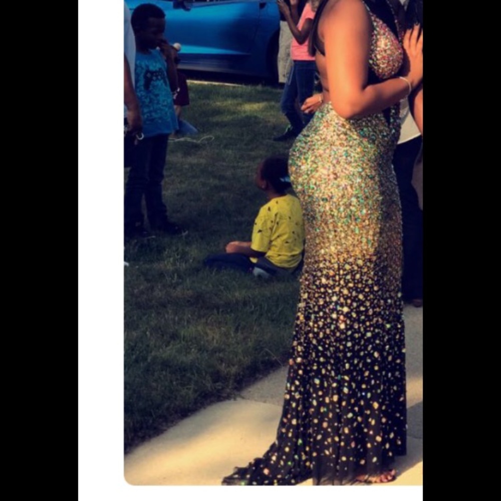 A prom dress thats only a year old - Picture 1 of 3